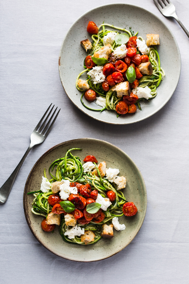 Zoodles with pesto, Roasted Cherry Tomatoes, Mozzarella and Croûtons | christelle.eugeniuses.net