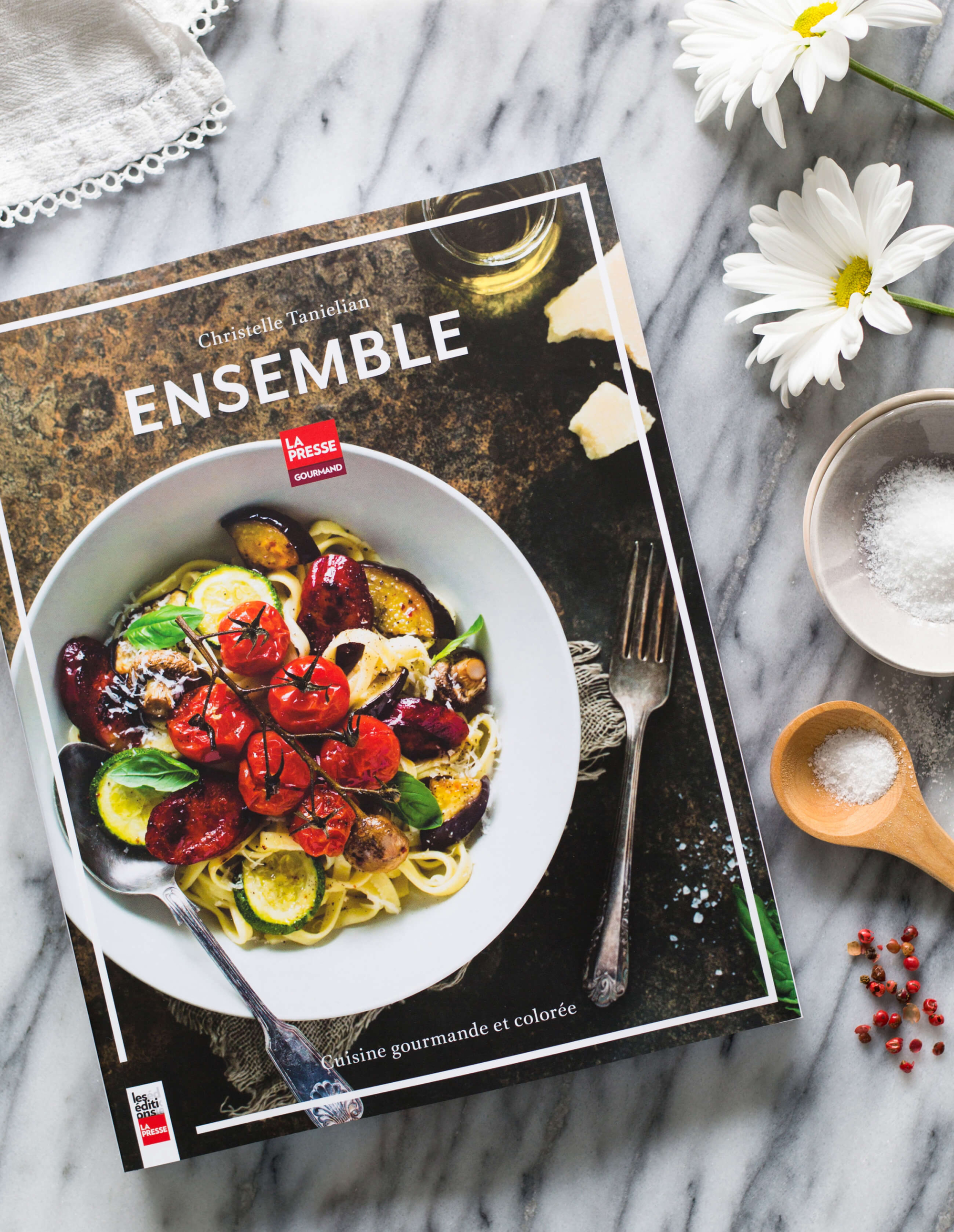 Ensemble, cuisine gourmande et colorée