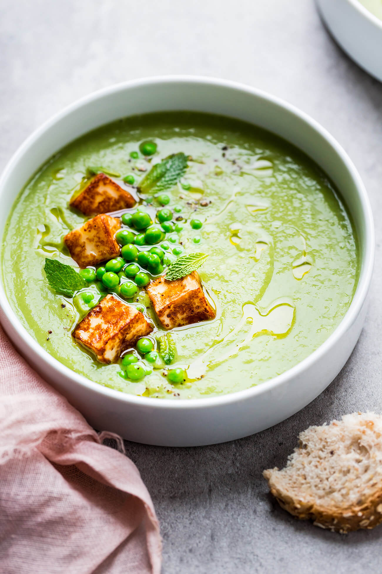 Crème de petits pois, haloumi et menthe